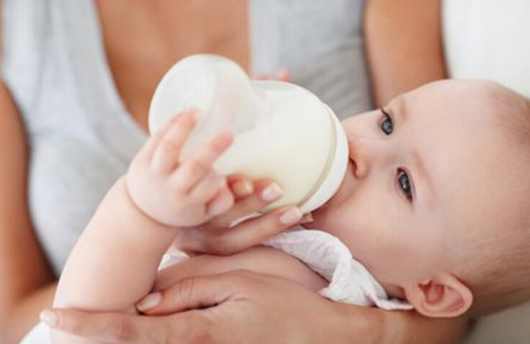 母乳喂养还是人工喂养？揭秘两者的优缺点？(图1)